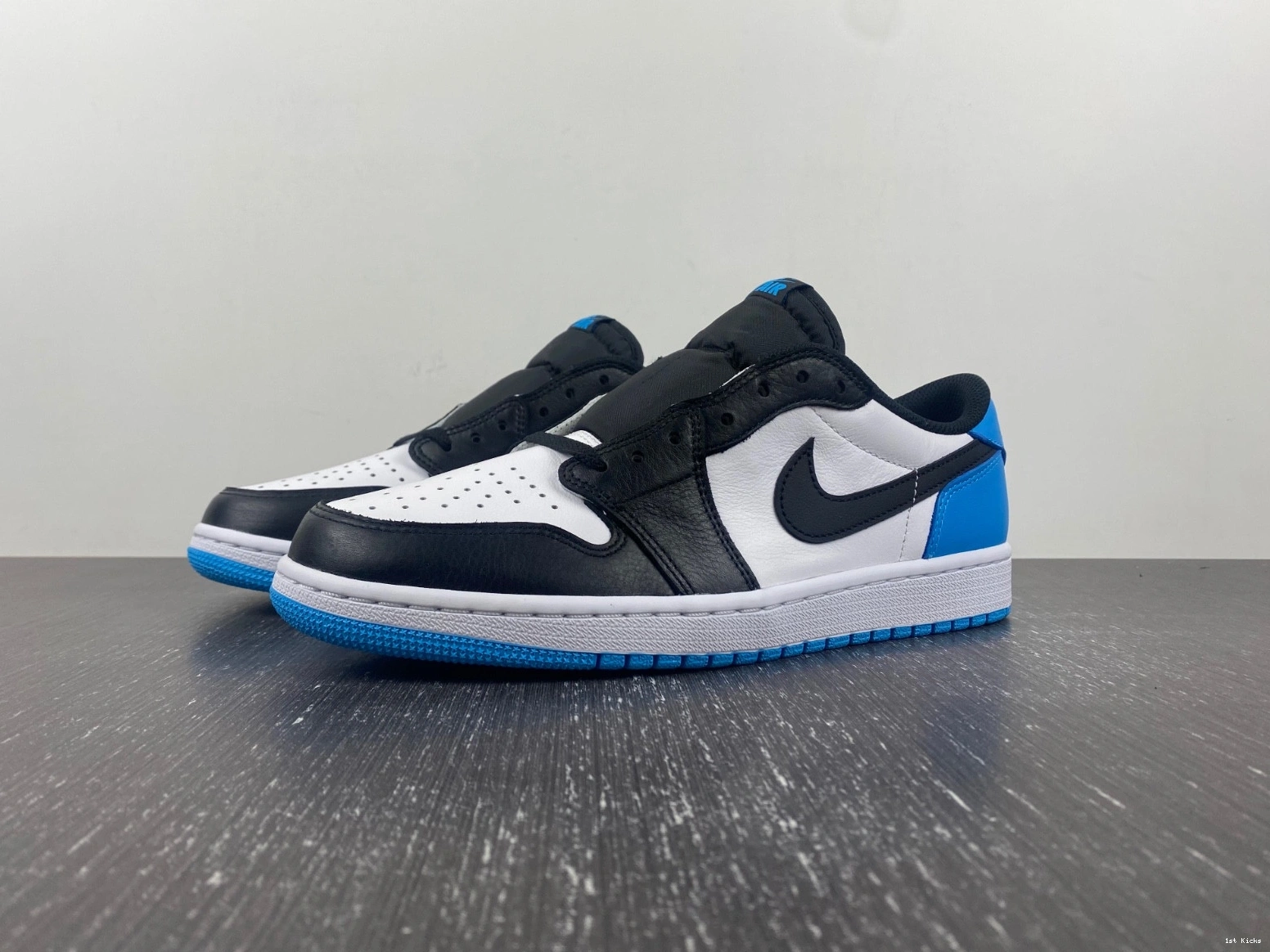 - UNC CZ0790-104 Low Retro 1 OG Jordan 0403